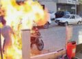 Mulher morre após sofrer queimaduras ao tentar impedir filho de incendiar moto durante abordagem policial