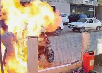 Mulher morre após sofrer queimaduras ao tentar impedir filho de incendiar moto durante abordagem policial