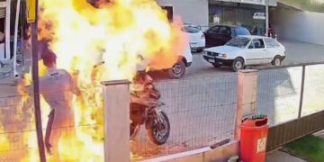 Mulher morre após sofrer queimaduras ao tentar impedir filho de incendiar moto durante abordagem policial