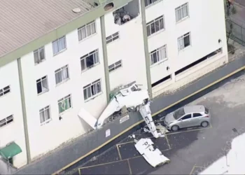 Queda de avião atinge prédio residencial e deixa mortos em Belo Horizonte
