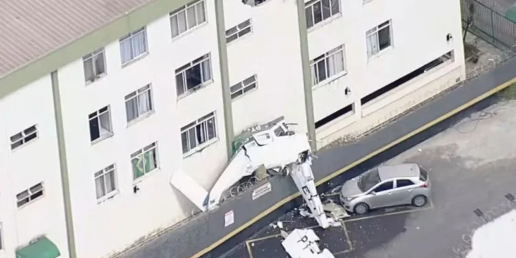 Queda de avião atinge prédio residencial e deixa mortos em Belo Horizonte