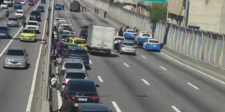 Polícia realiza operação na Maré, deixa um morto, 12 presos e provoca impacto em serviços e trânsito