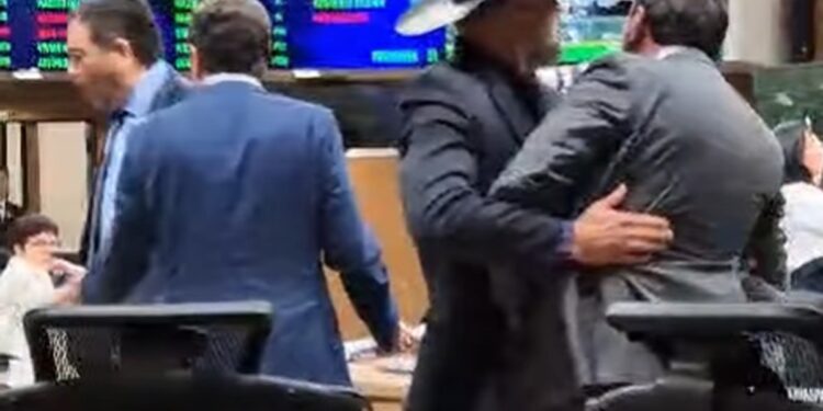 Bate boca entre deputados gera tumulto na Assembleia de Goiás