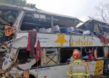 Acidente com ônibus clandestino deixa 10 mortos e dezenas de feridos na Serra de Petrópolis