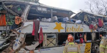 Acidente com ônibus clandestino deixa 10 mortos e dezenas de feridos na Serra de Petrópolis