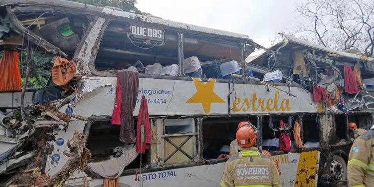 Acidente com ônibus clandestino deixa 10 mortos e dezenas de feridos na Serra de Petrópolis
