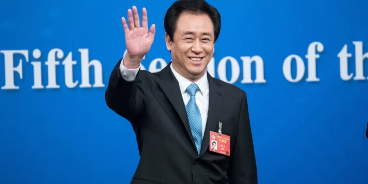 Justiça chinesa condena fundador da Evergrande à prisão perpétua por fraudes bilionárias