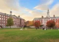 Harvard pagará R$ 273 milhões a famílias após ex-funcionário vender cadáveres