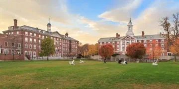 Harvard pagará R$ 273 milhões a famílias após ex-funcionário vender cadáveres