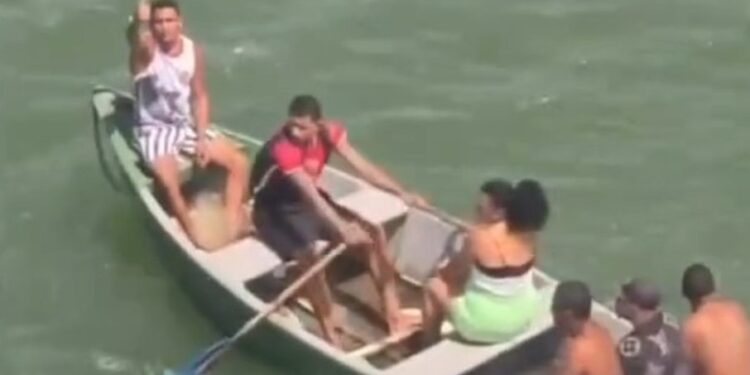 Helicóptero da polícia intercepta barco e salva mulher de execução em Natal