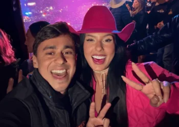 Foto de Ana Castela com Nikolas Ferreira fazendo gesto do PL gera repercussão nas redes sociais