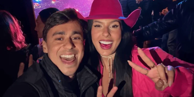 Foto de Ana Castela com Nikolas Ferreira fazendo gesto do PL gera repercussão nas redes sociais