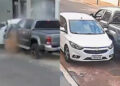 Caminhonete atinge e arrasta carro até área de mata após desacordo comercial em São Paulo