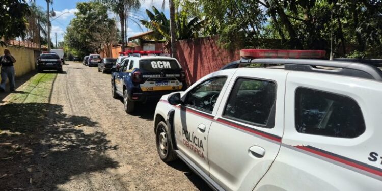Marido mata mulher a facadas em chácara e entrega à polícia em São Paulo