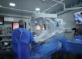 Médico no Chile comanda robô e opera paciente a 2,8 mil km de distância em Goiânia