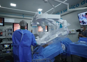 Médico no Chile comanda robô e opera paciente a 2,8 mil km de distância em Goiânia