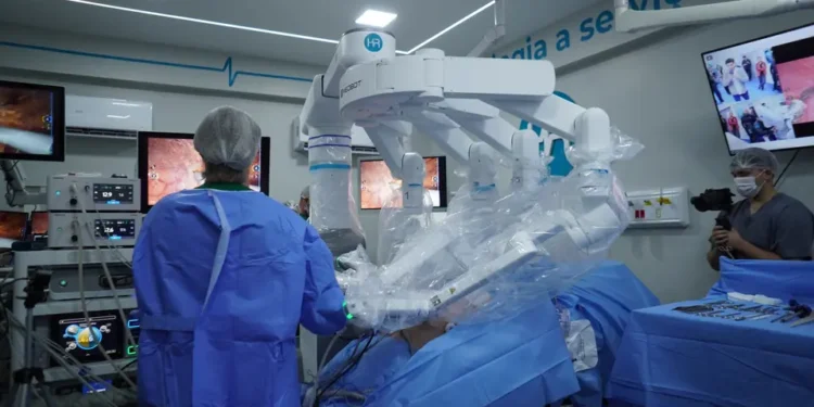 Médico no Chile comanda robô e opera paciente a 2,8 mil km de distância em Goiânia