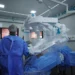 Médico no Chile comanda robô e opera paciente a 2,8 mil km de distância em Goiânia