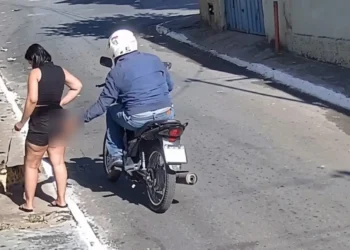 Câmera de segurança flagra motociclista apalpando mulher em calçada de Goiânia