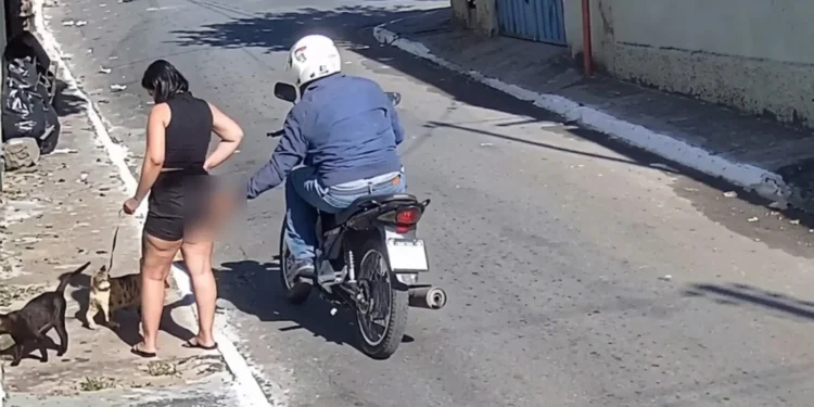 Câmera de segurança flagra motociclista apalpando mulher em calçada de Goiânia