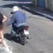Câmera de segurança flagra motociclista apalpando mulher em calçada de Goiânia