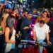 Zé Felipe grava clipe surpresa em bar tradicional de Goiânia