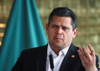Alcolumbre manda recado a Flávio Bolsonaro e trava impeachment de Moraes em Brasília