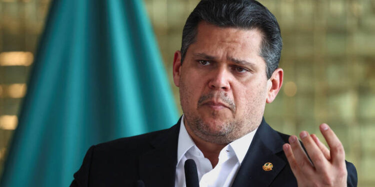 Alcolumbre manda recado a Flávio Bolsonaro e trava impeachment de Moraes em Brasília