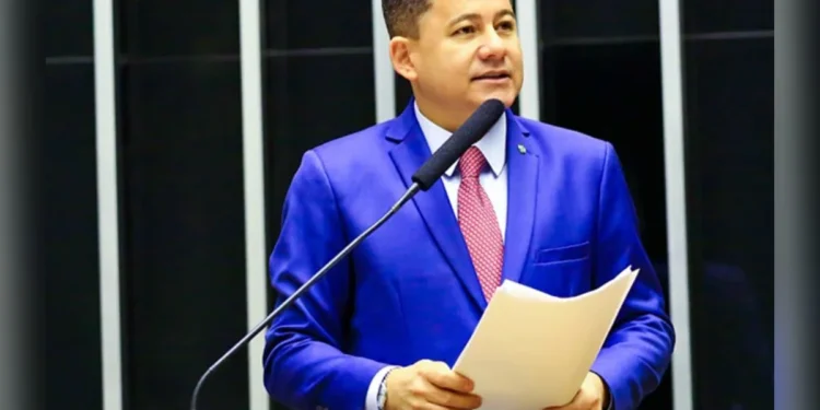 PF cumpre mandados contra deputado Cezinha de Madureira e esposa em apuração sobre tráfico de influência