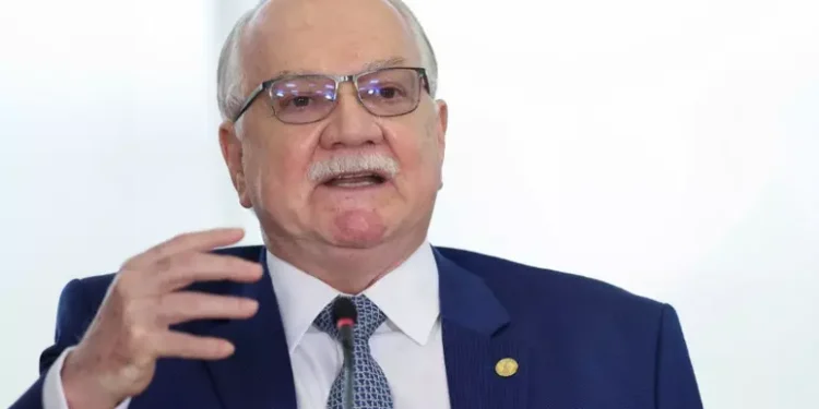 Grupo com mais de 200 juristas e empresários envia carta de apoio a Fachin no STF