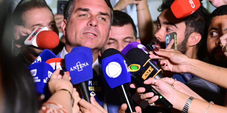 Flávio Bolsonaro recorre contra liberação de post de humorista e Dino envia caso ao plenário do STF