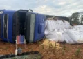 Caminhão carregado de soja perde o freio e tomba em Anápolis