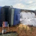 Caminhão carregado de soja perde o freio e tomba em Anápolis