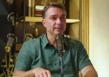 Influenciadores católicos saem em defesa de Flávio Bolsonaro e contestam polêmica sobre padroeira nas redes sociais