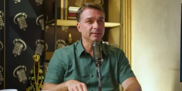 Influenciadores católicos saem em defesa de Flávio Bolsonaro e contestam polêmica sobre padroeira nas redes sociais