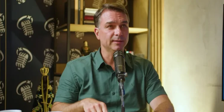 Influenciadores católicos saem em defesa de Flávio Bolsonaro e contestam polêmica sobre padroeira nas redes sociais