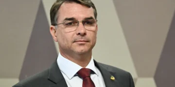Flávio Bolsonaro é investigado por suspeita de corrupção e lavagem de dinheiro em financiamento de filme