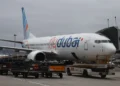 Piloto esfaqueia colega durante voo, tenta derrubar avião com 150 passageiros e acaba contido na cabine