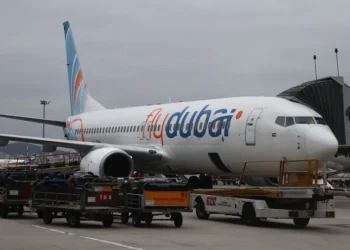Piloto esfaqueia colega durante voo, tenta derrubar avião com 150 passageiros e acaba contido na cabine