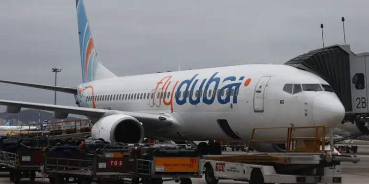 Piloto esfaqueia colega durante voo, tenta derrubar avião com 150 passageiros e acaba contido na cabine