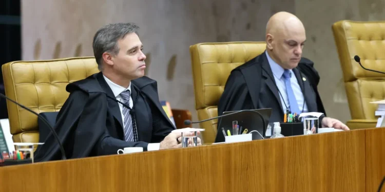 Alexandre de Moraes pede ao presidente do STF investigação contra André Mendonça em Brasília