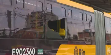 Passageiro morre após ser atingido por bala perdida dentro de ônibus do BRT no Rio de Janeiro