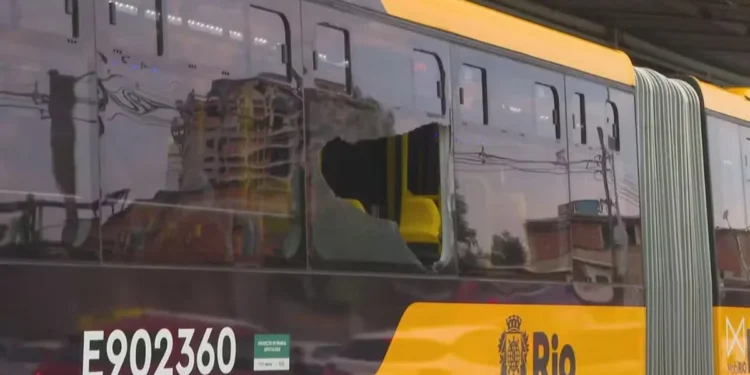 Passageiro morre após ser atingido por bala perdida dentro de ônibus do BRT no Rio de Janeiro