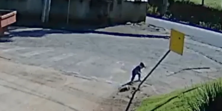Bebê de 1 ano e 6 meses foge de creche e anda sozinho pela rua até o trabalho da mãe
