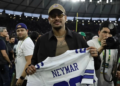 Neymar marca presença em jogo da NFL no Maracanã e recebe homenagem do Dallas Cowboys