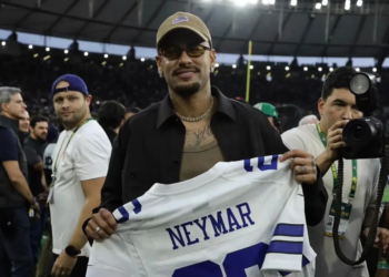 Neymar marca presença em jogo da NFL no Maracanã e recebe homenagem do Dallas Cowboys