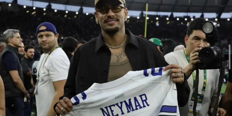 Neymar marca presença em jogo da NFL no Maracanã e recebe homenagem do Dallas Cowboys