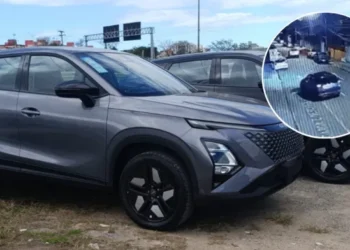 Crianças e adolescente furtam carro zero-quilômetro e alegam que aprenderam a dirigir no videogame em Florianópolis