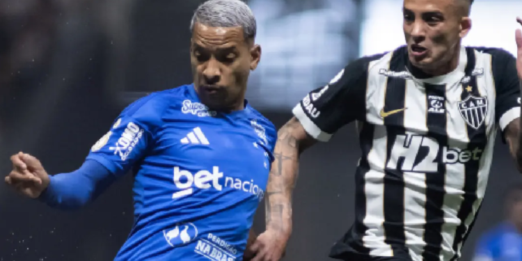 Atlético-MG vence Cruzeiro de virada e avança à semifinal em Minas Gerais