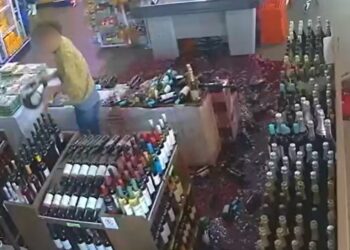 Homem destrói garrafas de vinho em supermercado após cartão ser recusado e causa prejuízo de R$ 60 mil em São Paulo